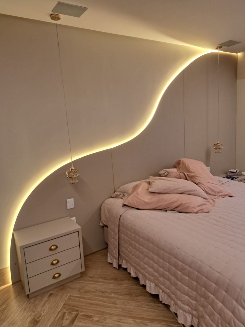 Cabeceira planejada com iluminação em LED