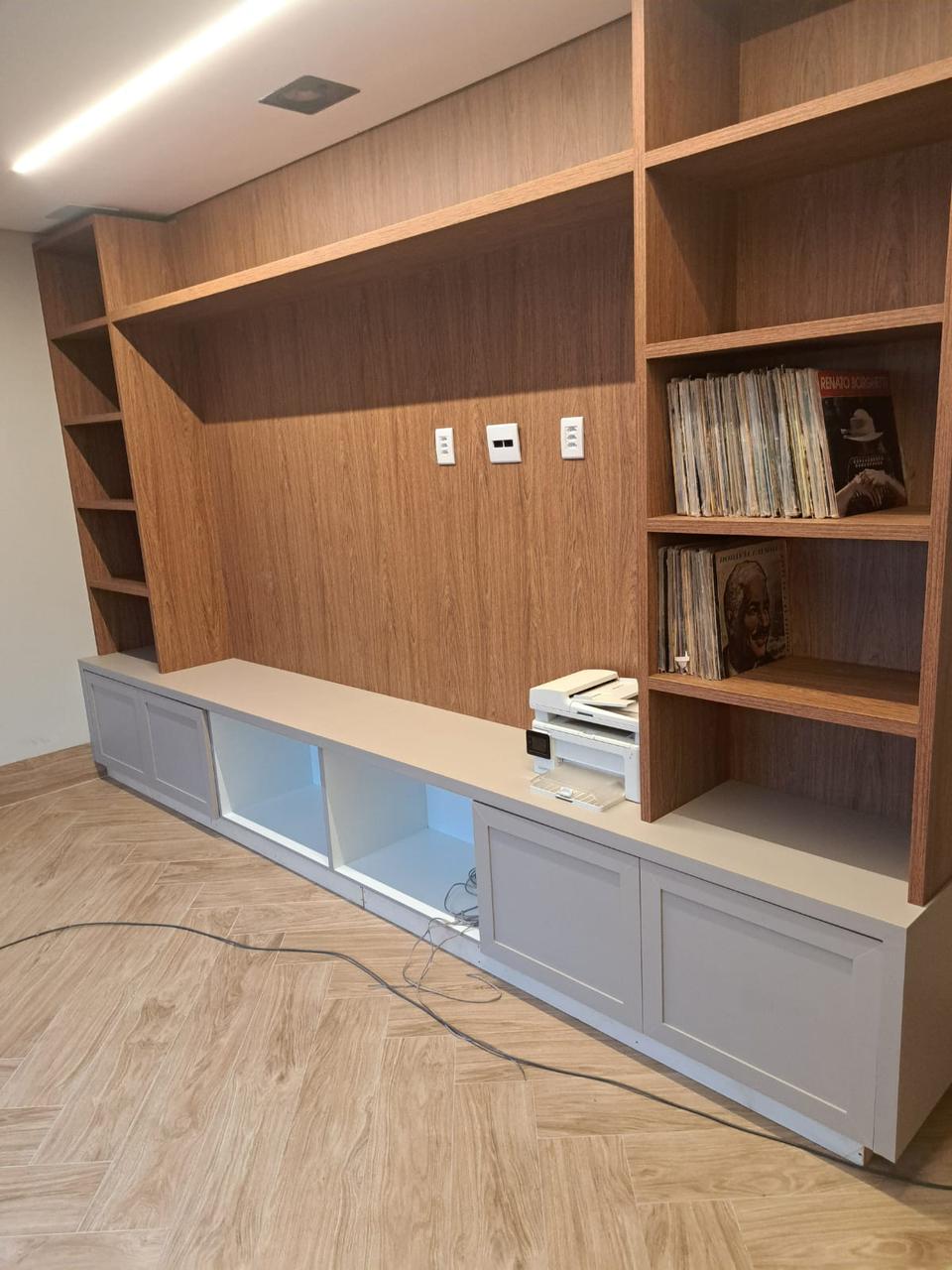 Estante planejada para home office