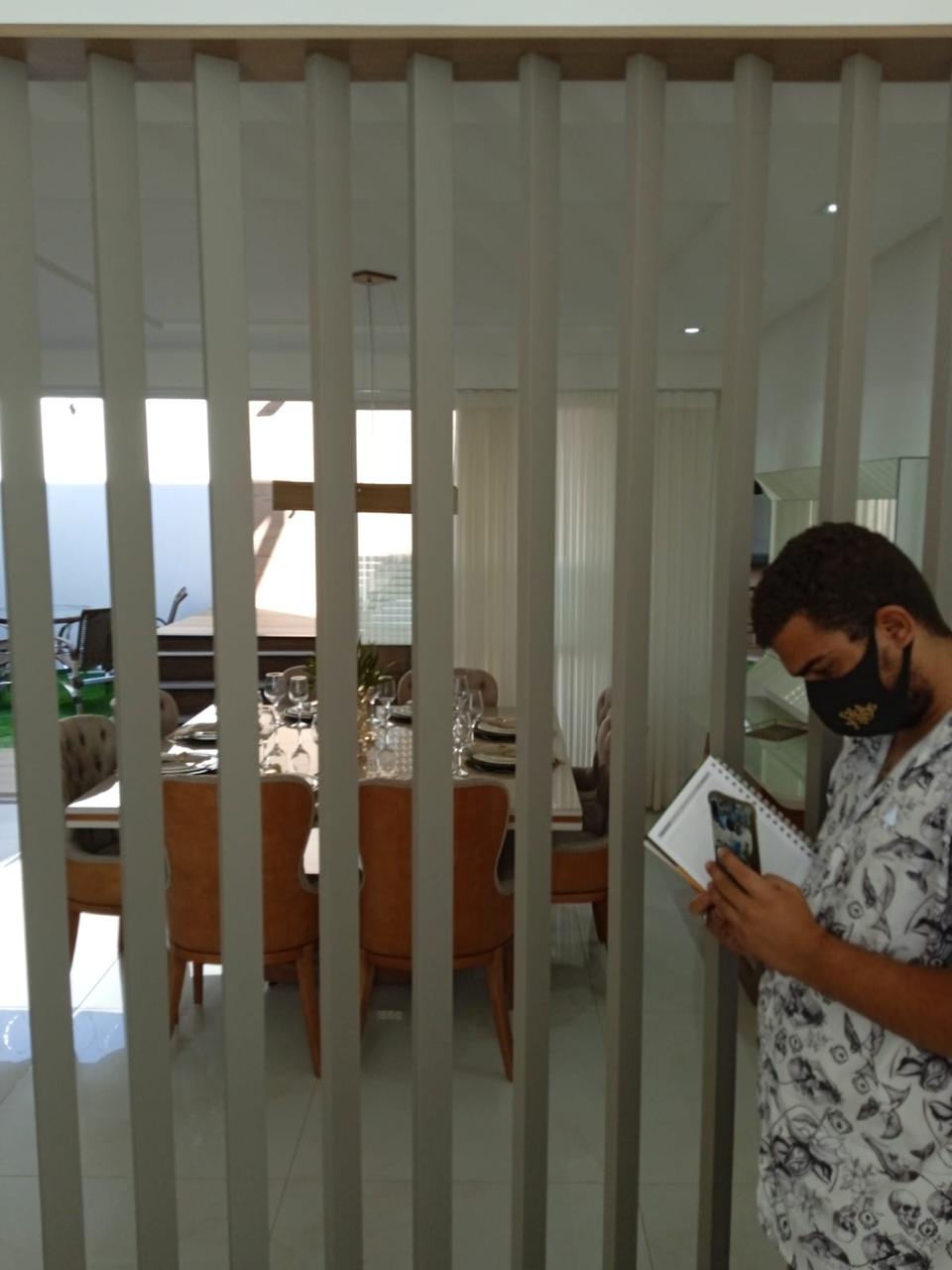 Marceneiro realizando acabamento artesanal em móvel planejado