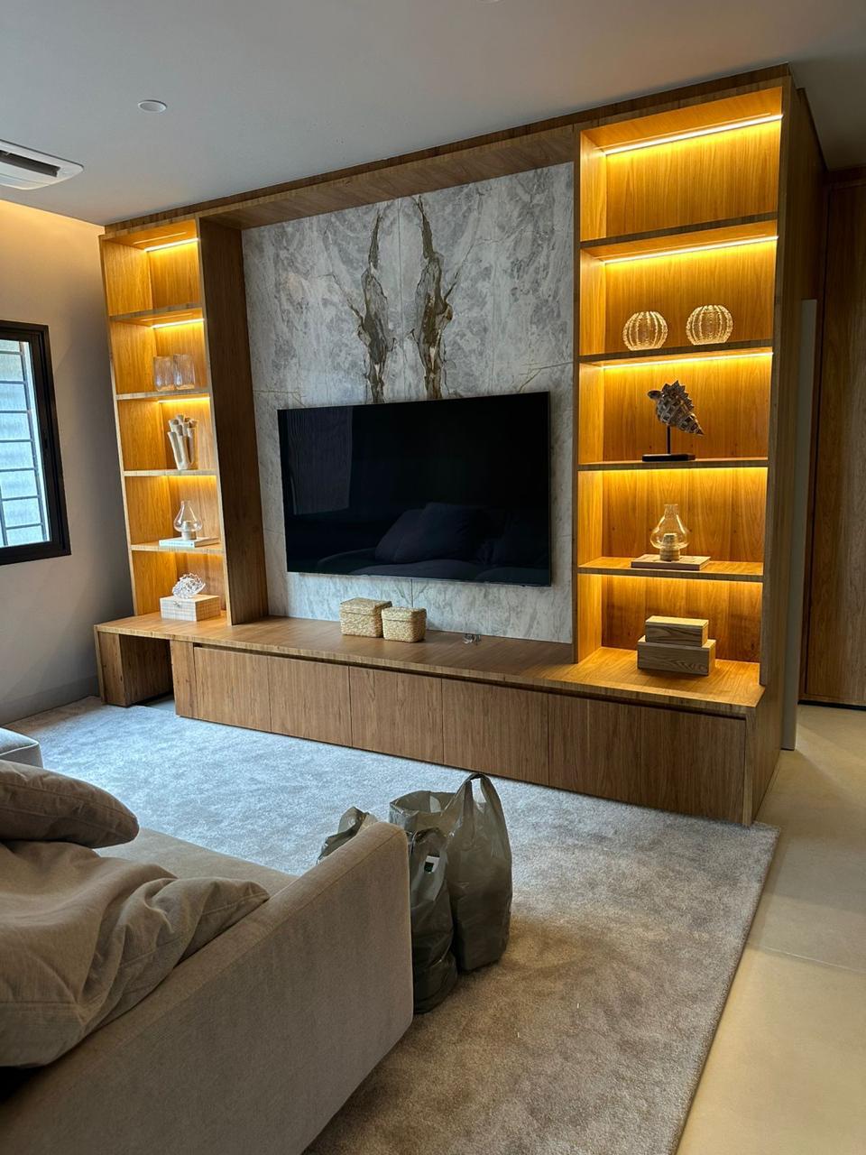 Painel de TV em madeira e mármore
